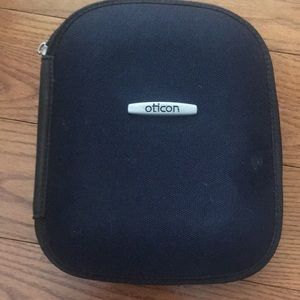 Carry Case Blk 6 pockets missing zipper piece but zipper works